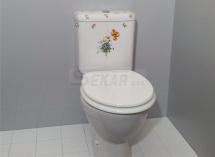 Toaleta s dekorovanou nádrží
